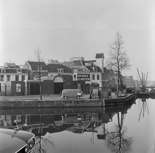 65429 Gezicht op de Nieuwe Kade te Utrecht, uit het oosten; in het midden de Van Rijn's mosterdfabriek en rechts een ...